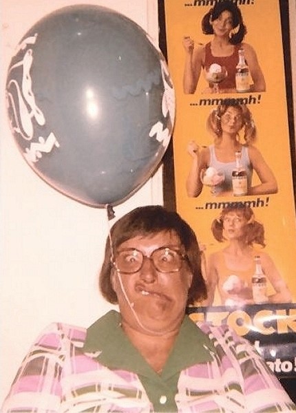 1978-Cattolica-mamma-gekke-bek 1978, Cattolica, Italië. Mijn moeder kon in het dagelijks leven ook flink de clown uithangen