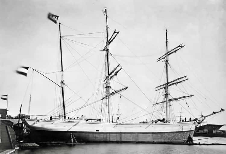 Bark Tjerimai na tewaterlating te Amsterdam in 1883