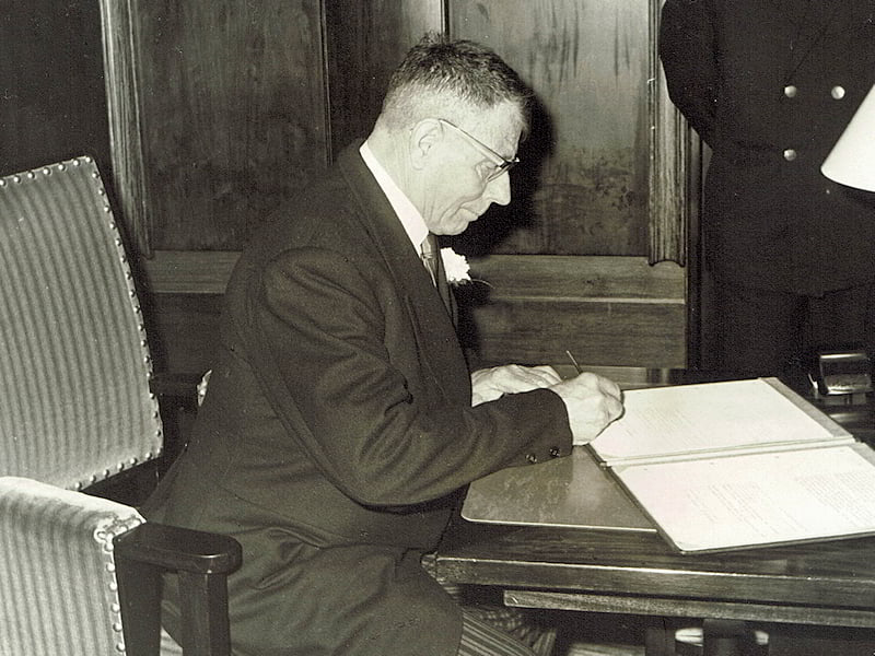 Redenen om je onderzoek tot vijf of zes generaties te beperken, Sjef Marinus bij het huwelijk van zijn zoon Charel, 1965, Indie van Lieshout