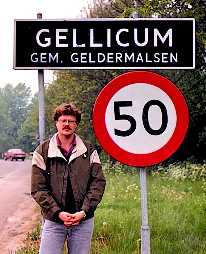 De auteur bij het bord van Gellicum (1987)