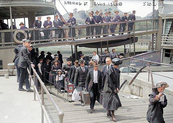 ellis-island-arriving-yolanda-lippens-yory Bron: Flickr, 1911, Immigranten op Ellis Island