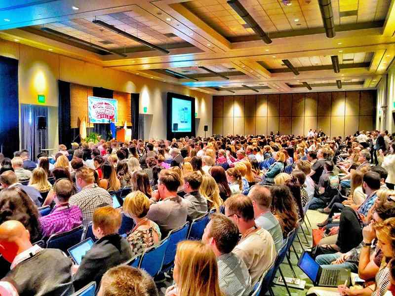 Bezoek een genealogie event zoals het Famillement