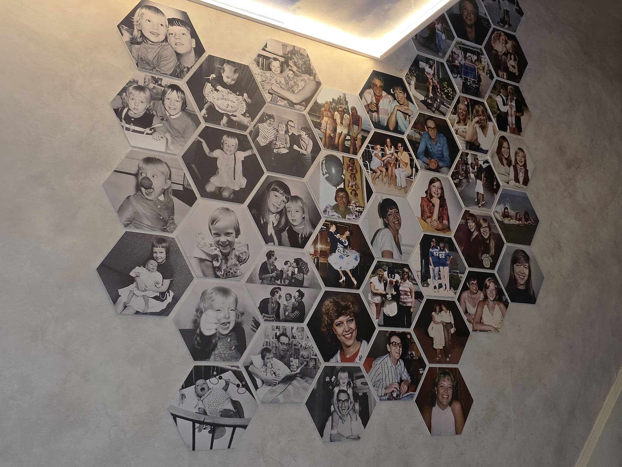 Mijn familiefoto's hangen vol in het zicht aan mijn muur!