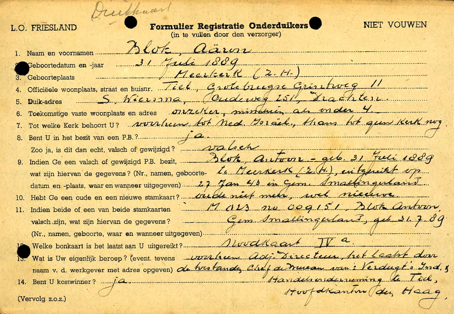 Inschrijvingsformulier van Aaron Blok, die aangeeft dat hij een 'valsch' persoonsbewijs bezit, zijn toekomstige woonplaats en adres 'onzeker' is, en voorheen tot de Nederlandse Israëlische kerk behoorde, 'thans tot geen kerk. Aaron Blok was overigens de adjunct-directeur van het chemiebedrijf Verdugt in Tiel.
